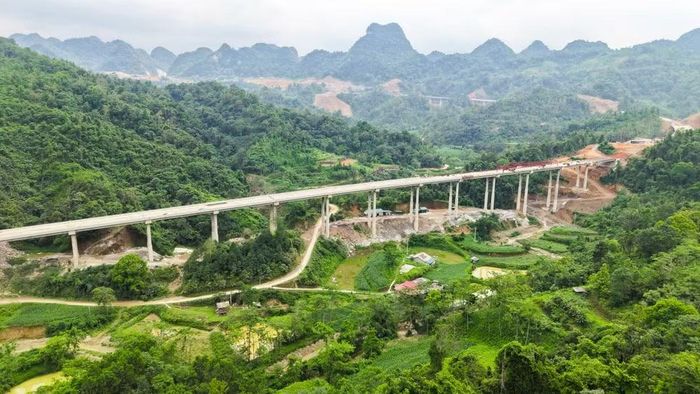 Dự án cao tốc Đồng Đăng-Trà Lĩnh đang được nhà thầu đẩy nhanh thi công cầu, hầm, đường. (Ảnh: PV/Vietnam+)