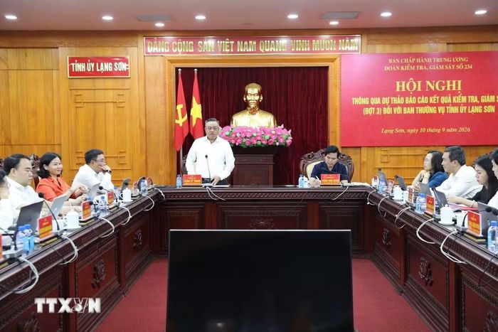 Ủy viên Bộ Chính trị, Bí thư Trung ương Đảng, Chủ nhiệm Ủy ban Kiểm tra Trung ương Trần Sỹ Thanh lưu ý Ban Thường vụ Tỉnh ủy Lạng Sơn cần chú trọng công tác đào tạo, sắp xếp, bố trí cán bộ đáp ứng yêu cầu nhiệm vụ giai đoạn mới. (Ảnh: Văn Đạt/ TTXVN)