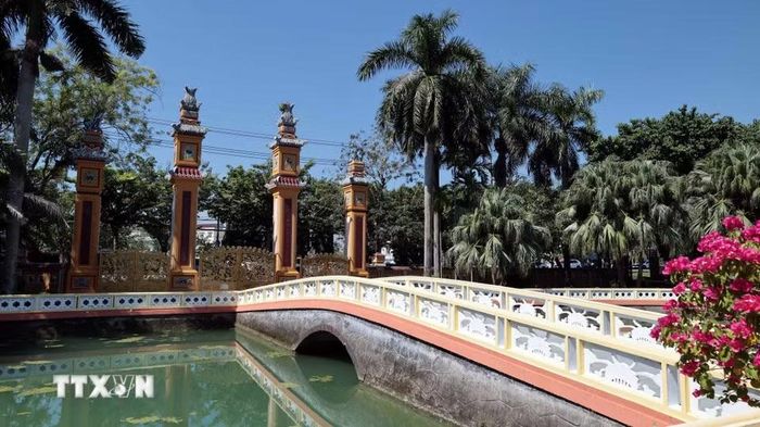 Chiếc cầu bắc qua hồ nước dẫn vào bên trong Di tích Kiến trúc nghệ thuật cấp Quốc gia Văn Thánh-Khổng Miếu ở phường Bàn Thạch, thành phố Đà Nẵng. (Ảnh: Đỗ Trưởng/TTXVN)