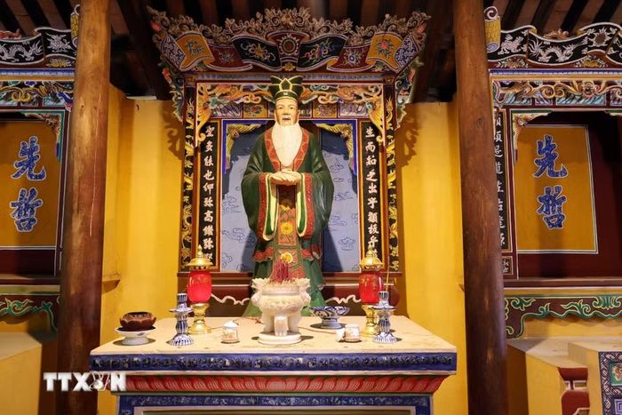 Tôn tượng Đức Khổng Tử được thờ tại Di tích Kiến trúc nghệ thuật cấp Quốc gia Văn Thánh-Khổng Miếu ở phường Bàn Thạch, thành phố Đà Nẵng. (Ảnh: Đỗ Trưởng/TTXVN)