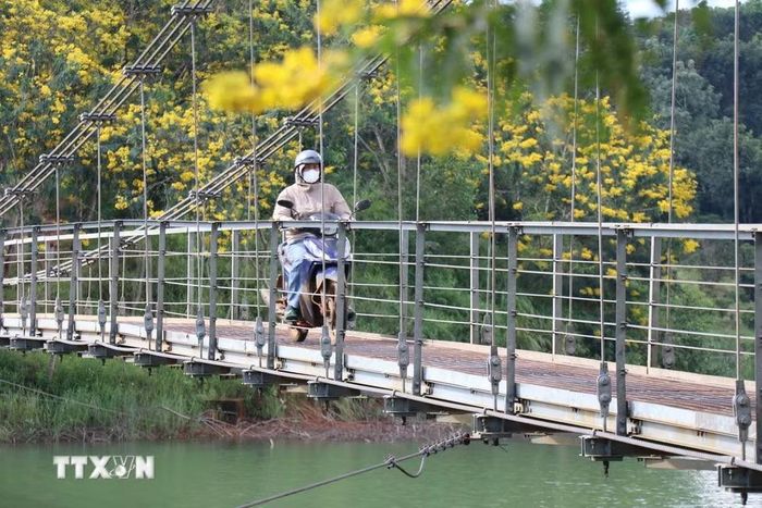 Cầu treo Đắk R’Tih bắc qua lòng hồ Đắk R’Tih (phường Nam Gia Nghĩa, tỉnh Lâm Đồng) giúp người dân qua lại thuận tiện. (Ảnh: Nguyễn Huy Thành/TTXVN)