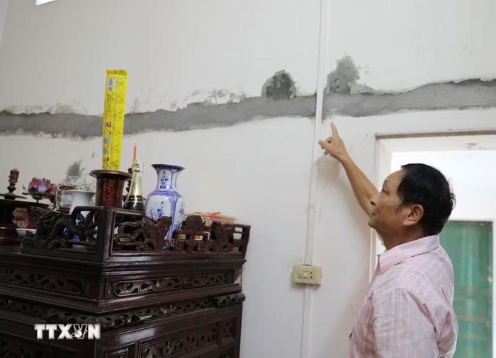 Tường nhà ông Nguyễn Ngọc Oánh bị nứt rất nhiều. (Ảnh: Tạ Toàn/TTXVN)