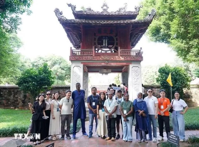 Đoàn đại biểu UNESCO tham quan Văn Miếu-Quốc Tử Giám. (Ảnh: TTXVN)
