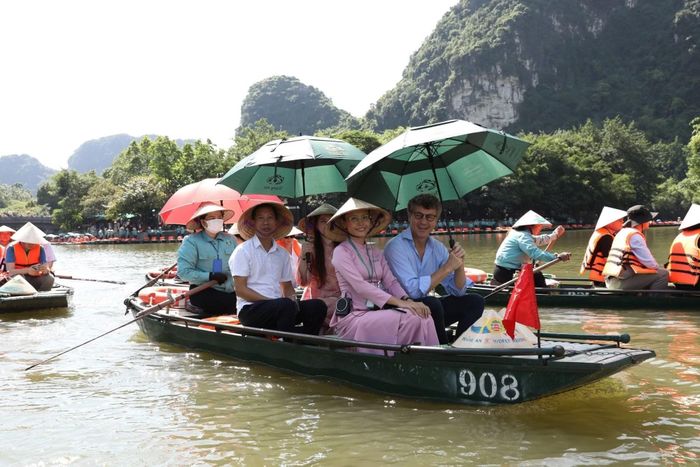 Đoàn đại biểu UNESCO tham quan Quần thể danh thắng Tràng An. (Ảnh: TTXVN)