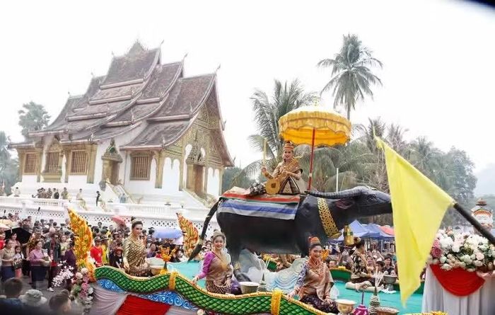 Nang Sangkhane Luang Prabang 2023 cùng đoàn rước đi giữa những con phố cổ nổi tiếng của Di sản Thế giới Luang Prabang. (Ảnh: TTXVN)