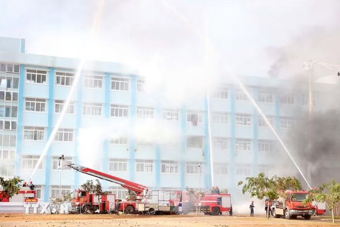 Xử lý tình huống chữa cháy, cứu nạn, cứu hộ tại buổi diễn tập. (Ảnh: Hoài Thu/TTXVN)