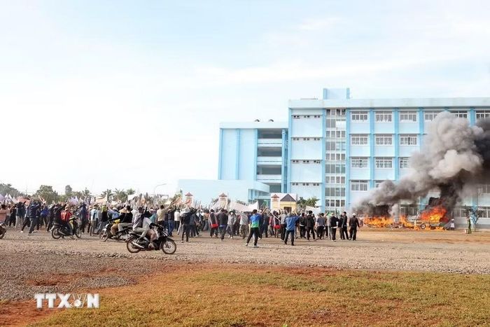Tình huống giả định tập trung đông người khiếu kiện tại Ủy ban Nhân dân tỉnh, gây rối an ninh trật tự, bạo loạn. (Ảnh: Hoài Thu/TTXVN)