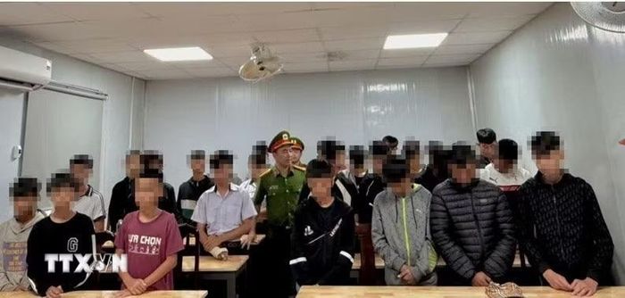 Cán bộ Công an phường Ea Kao, tỉnh Đắk Lắk nhắc nhở, tuyên truyền, giáo dục các thanh thiếu niên vi phạm. (Ảnh: TTXVN phát)