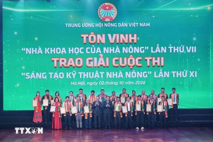 Các tác giả đạt giải Cuộc thi “Sáng tạo kỹ thuật Nhà nông” lần thứ XI năm 2026 chụp ảnh lưu niệm cùng đại biểu tại chương trình. (Ảnh: Phạm Tuấn Anh/TTXVN)