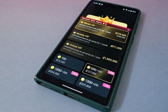 Trả tiền mua xu để xem phim ngắn trên ứng dụng (app). (Ảnh: Minh Anh/Vietnam+)