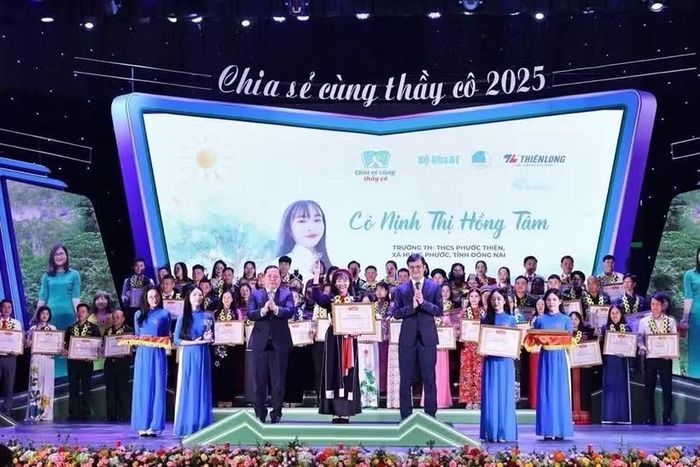 Các giáo viên được vinh danh trong chương trình Chia sẻ cùng thầy cô năm 2025. (Ảnh: Minh Đức/TTXVN)
