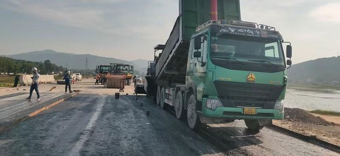 Nhà thầu thi công thảm nhựa nền đường một dự án giao thông. (Ảnh: Việt Hùng/Vietnam+)