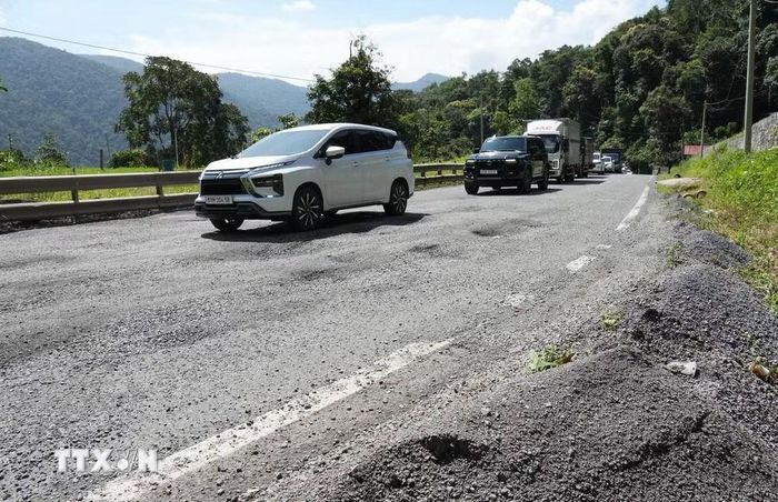 Đèo Bảo Lộc dài khoảng 10km, trong thời gian qua bị xuống cấm trầm trọng khiến phương tiện lưu thông gặp nhiều khó khăn. (Ảnh: Nguyễn Dũng/TTXVN)