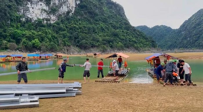 Hành trình mang thiết bị lên lắp trạm không đơn giản. (Ảnh: Viettel)