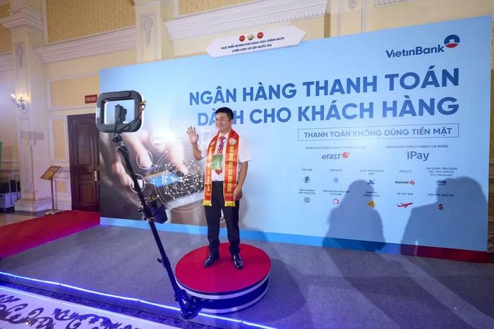 Ông Lê Văn Hợp, Chủ tịch Hội đồng quản trị Hợp tác xã thương mại và dịch vụ Hải Nam, là một trong ba tác giả đạt giải thưởng nhất. (Ảnh: Vietnam+)