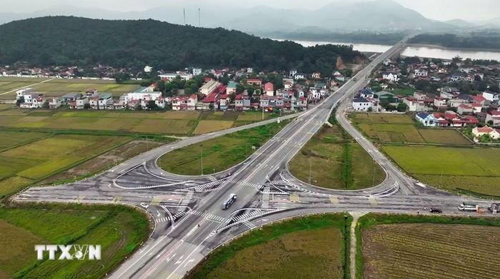 Đường dẫn lên cầu phía xã Thiệu Quang (Thanh Hóa) của Tiểu Dự án cầu Xuân Quang, có tổng mức đầu tư 564 tỷ đồng, bằng nguồn vốn ngân sách (Ảnh: Vũ Sinh/TTXVN)