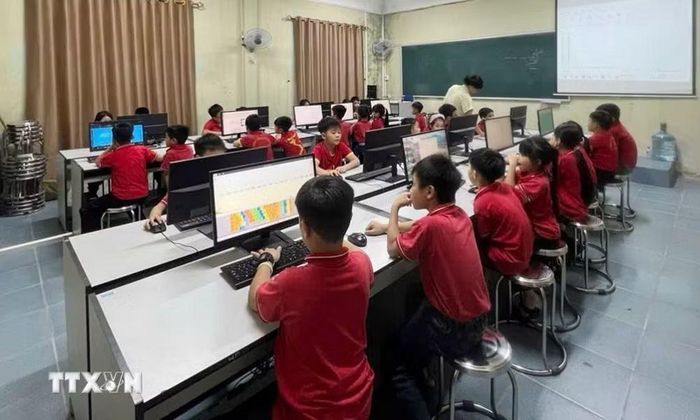 Phòng học môn Tin học của Trường Tiểu học Lương Tài phân hiệu 1, phường Lương Tài được sử dụng luân phiên đáp ứng nhu cầu dạy và học. (Ảnh: Thanh Thương/TTXVN)