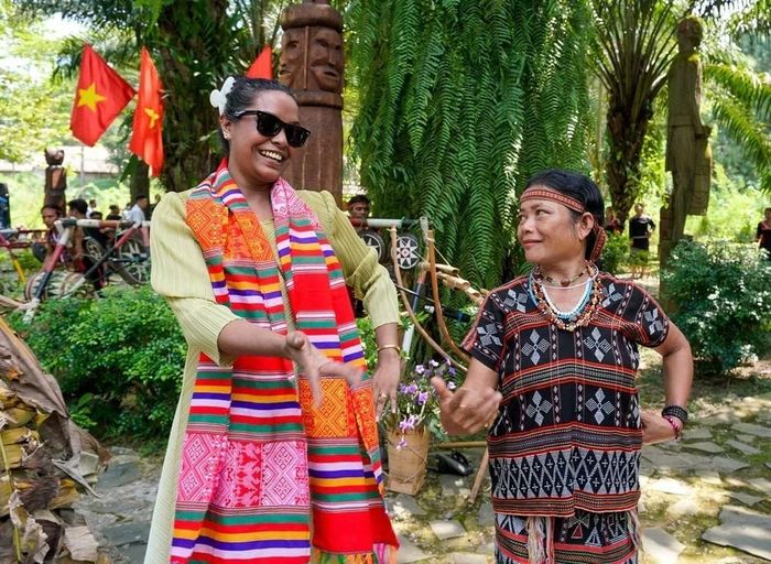 Ngày 2/10/2026, trong khuôn khổ Lễ hội Văn hóa Thế giới tại Hà Nội lần thứ hai, đoàn đại biểu quốc tế tham quan, trải nghiệm tại Làng Văn hóa Du lịch các dân tộc Việt Nam (xã Đoài Phương, Hà Nội). (Ảnh: Khánh Hòa/TTXVN)