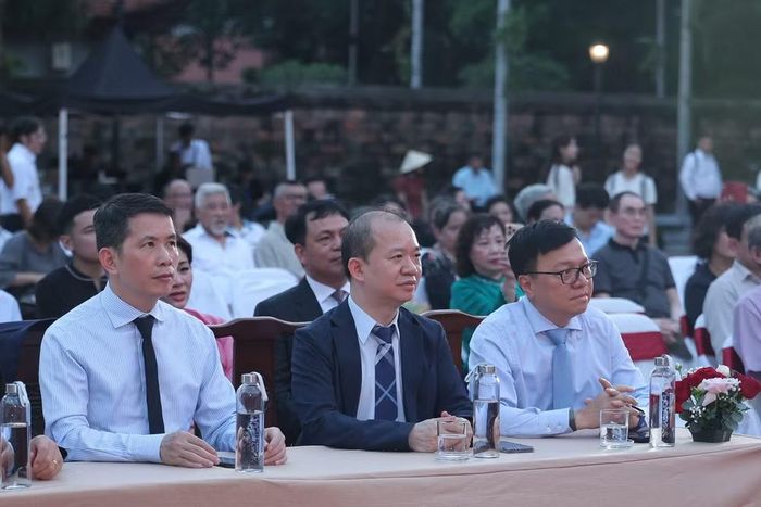 Phó Giáo sư-Tiến sỹ Bùi Hoài Sơn, Ủy viên chuyên trách Ủy ban Văn hóa, Xã hội của Quốc hội (giữa) tại Lễ trao giải. (Ảnh: BTC)