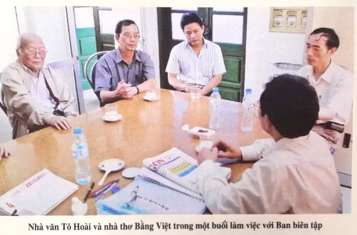 Nhà thơ Bằng Việt nguyên là Tổng Biên tập Báo Người Hà Nội (Tạp chí Người Hà Nội hiện nay). (Ảnh tư liệu)