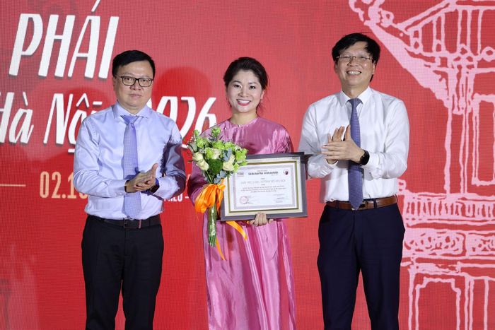 Cục trưởng Cục Hợp tác quốc tế Nguyễn Phương Hòa đại diện Ban Tổ chức Lễ hội Văn hóa Thế giới tại Hà Nội lần thứ nhất năm 2025 nhận giải Việc làm. (Ảnh: BTC)