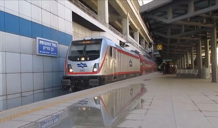 Một đoàn tàu trên tuyến đường sắt cao tốc Tel Aviv - Jerusalem
