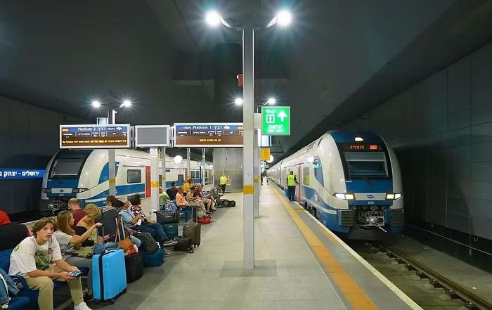 Nhà ga Yitzhak Navon - điểm cuối phía Đông của tuyến đường sắt nhanh Tel Aviv-Jerusalem, nằm ở độ sâu 80 mét dưới lòng đất