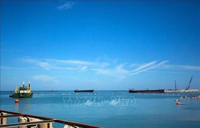 Từ tháng 7/2026, cảng quốc tế Mỹ Thủy, xã Mỹ Thủy đã đưa 2 bến đầu tiên có tổng chiều dài 568 m, khả năng tiếp nhận tàu đến 30.000 tấn, vào khai thác tạo động lực thúc đẩy kinh tế địa phương.