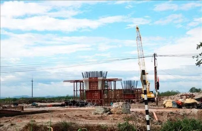 Dự án Quốc lộ 15D giai đoạn 1, từ cảng Mỹ Thủy đến cao tốc Cam Lộ-La Sơn dài hơn 21km, tổng mức đầu tư 1.940 tỷ đồng.
