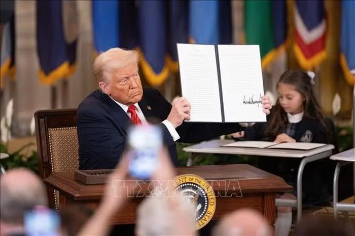 Tổng thống Mỹ Donald Trump ký sắc lệnh hành pháp ngày 20/3/2025. Ảnh: THX/TTXVN