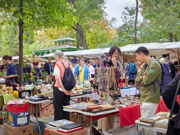 Khách hàng lựa chọn, ngắm nhìn những hàng hoá bày bán trong chợ
