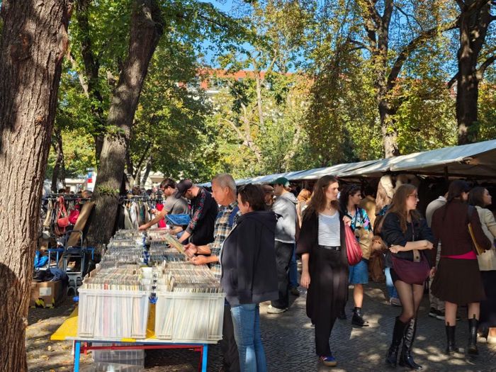 Khách hàng đang lựa chọn đĩa than - mặt hàng được rất nhiều người Berlin yêu thích