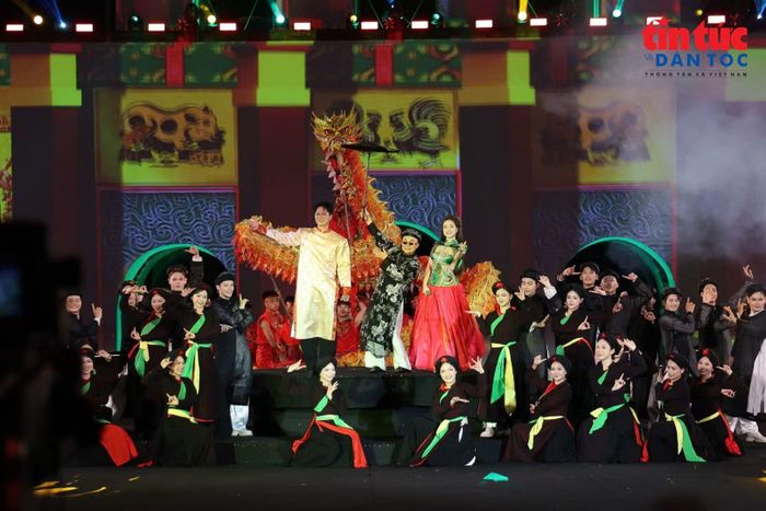 Tiết mục “Ngồi tựa mạn thuyền” và “Bắc bling” mang đến sắc màu Kinh Bắc với những làn điệu Quan họ truyền thống hòa quyện cùng hơi thở hiện đại, qua phần thể hiện của Nghệ sĩ Chu Bảo Quế, NSƯT Xuân Hinh, Hòa Minzy, Tuấn Cry, Nhà hát Dân ca Quan họ Bắc Ninh, Đội múa Lân Sư Rồng, Vũ đoàn TRE, Vũ đoàn Sepheria, câu lạc bộ Sao tuổi thơ.