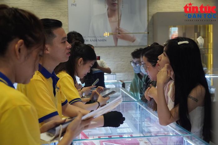 Chênh lệch mua – bán vàng miếng SJC loại 1 lượng duy trì ở mức 3 triệu đồng/lượng.