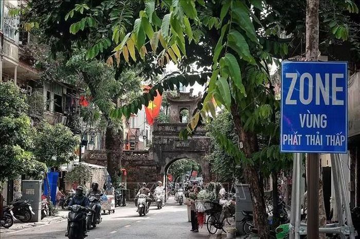 Biển “Vùng phát thải thấp” xuất hiện cạnh khu vực Ô Quan Chưởng, một trong những điểm cửa ngõ vào khu phố cổ Hà Nội. Ảnh: Phạm Tuấn Anh/TTXVN