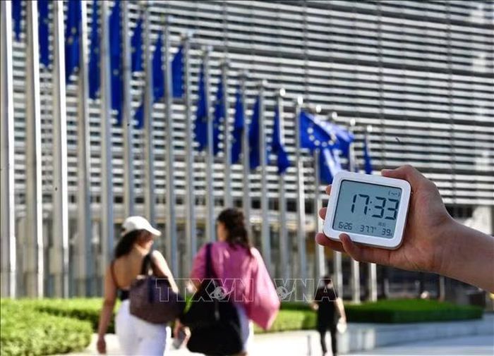 Nhiệt kế hiển thị 37 độ C tại Brussels, Bỉ ngày 26/6/2026. Ảnh: THX/TTXVN phát