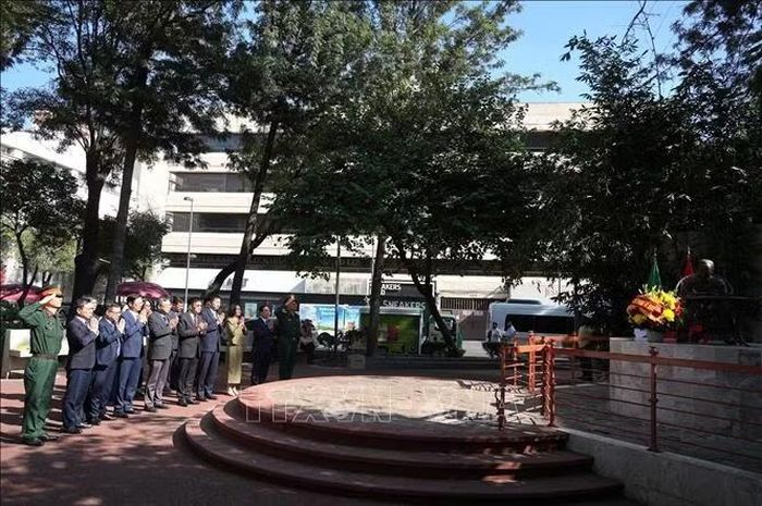 Đoàn công tác dâng hoa tại Khuôn viên Tượng đài Chủ tịch Hồ Chí Minh trong Công viên Tự do các dân tộc tại trung tâm thủ đô Mexico City. Ảnh: Phi Hùng/PV TTXVN tại Mexico