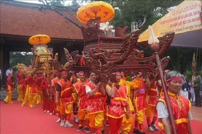 Kiệu Vua Lê Thái Tổ và kiệu Trung Túc Vương Lê Lai từ đền thờ về sân Điện Lam Kinh. Ảnh: Hoa Mai/TTXVN