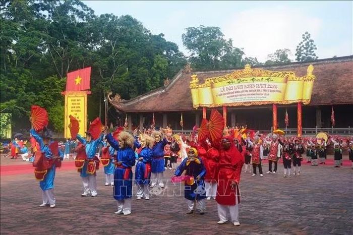 Nếu phần lễ tạo nên chiều sâu lịch sử, tâm linh cho Lễ hội Lam Kinh thì các hoạt động văn hóa bên lề góp phần mở rộng không gian trải nghiệm cho người dân và du khách. Ảnh: Hoa Mai/TTXVN