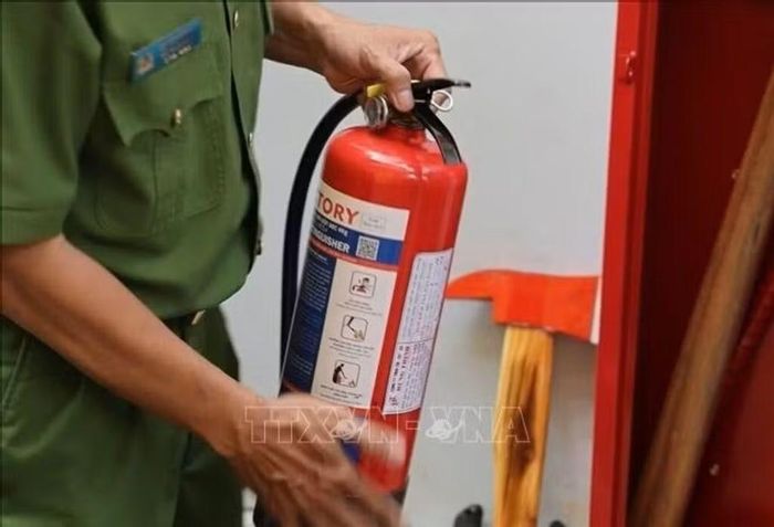 Bình chữa cháy tại điểm chữa cháy công cộng được kiểm tra, bảo đảm sẵn sàng sử dụng khi có sự cố. Ảnh minh họa: Hồng Đạt/TTXVN