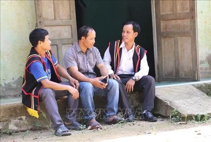 Nhờ học ngôn ngữ dân tộc thiểu số đã giúp các cán bộ vùng cao vượt qua rào cản giao tiếp, từ đó gắn bó mật thiết và phục vụ Nhân dân tốt hơn.