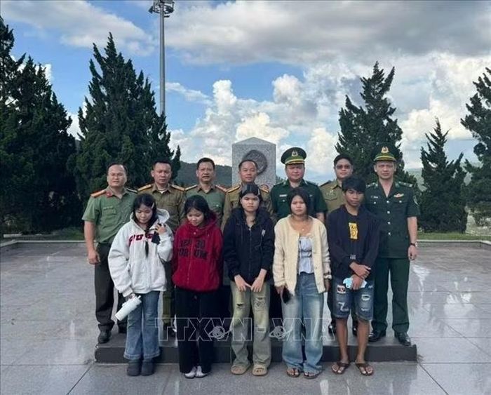 Các cơ quan chức năng đã xử phạt vi phạm hành chính đối với các công dân Lào về hành vi “Qua lại biên giới quốc gia mà không làm thủ tục xuất nhập cảnh”, áp dụng hình thức trục xuất và trao trả về nước theo quy định pháp luật. Ảnh: TTXVN phát