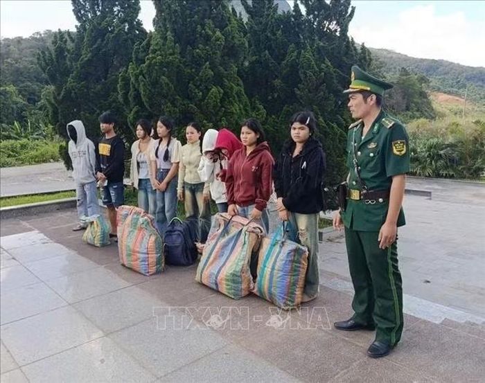 Cơ quan chức năng đã xử phạt vi phạm hành chính đối với các công dân Lào về hành vi “Qua lại biên giới quốc gia mà không làm thủ tục xuất nhập cảnh”, áp dụng hình thức trục xuất và trao trả về nước theo quy định pháp luật. Ảnh: TTXVN phát