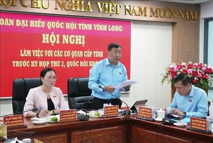 Phó Trưởng Đoàn chuyên trách Đoàn đại biểu Quốc hội tỉnh Vĩnh Long Thạch Phước Bình phát biểu tại buổi làm việc.