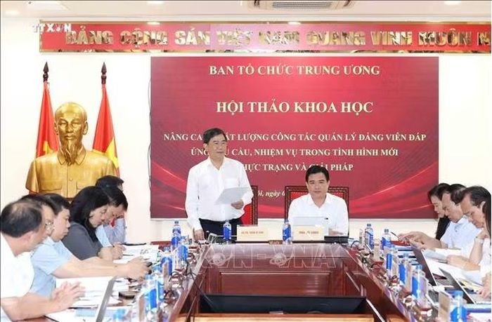 GS.TS Trần Vi Dân, Uỷ viên Hội đồng Lý luận Trung ương, nguyên Giám đốc Học viện Chính trị Công an nhân dân điều hành hội thảo. Ảnh: Phương Hoa/TTXVN