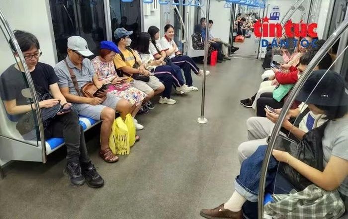Hành khách đi lại trên tuyến metro số 1 (Bến Thành - Suối Tiên).