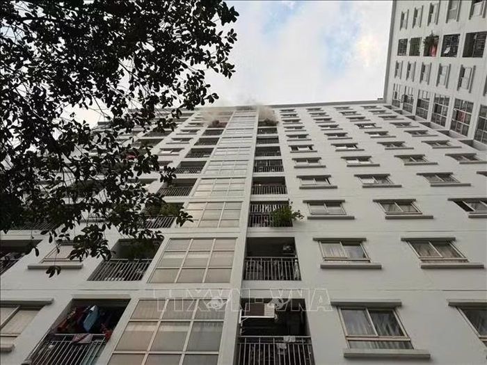 Khói đen xuất hiện tại khu vực tầng 10, tòa E2, cụm chung cư Ecohome 1, phường Đông Ngạc, thành phố Hà Nội.