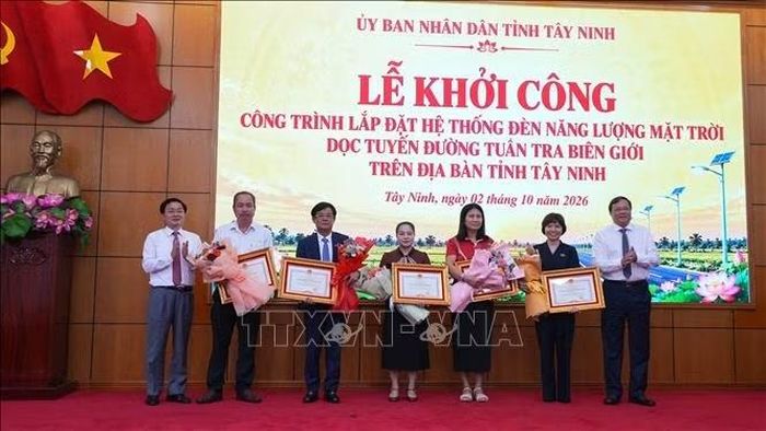 Ủy viên Trung ương Đảng, Bí thư Tỉnh ủy Tây Ninh Nguyễn Văn Quyết (trái) và Chủ tịch UBND tỉnh Lê Văn Hẳn (phải) tặng Bằng khen của UBND tỉnh cho 5 doanh nghiệp hỗ trợ nguồn lực thực hiện chương trình.
