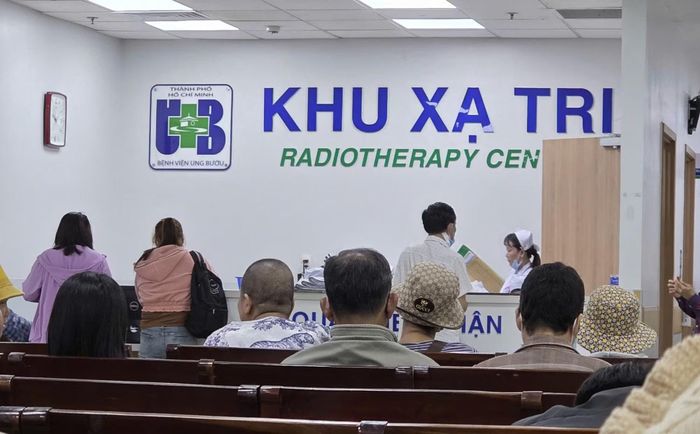 Trước nhu cầu xạ trị ngày càng tăng, Bệnh viện Ung Bướu đã phải tổ chức xạ trị từ 5 giờ sáng đến 23 giờ tối .