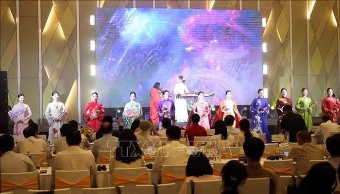 Trình diễn sản phẩm văn hoá áo dài Việt tại hội nghị.